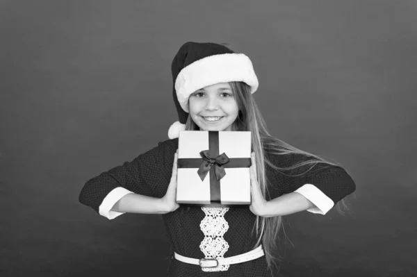 これは俺のだ。クリスマスプレゼントの時間だ。新年を祝う時間だ。最高のクリスマスギフトショップ。冬休みの買い物。幸せな子供のための現在の箱。サンタ・エルフさん。クリスマスプレゼントのお届け — ストック写真