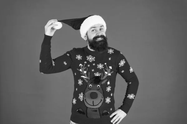 Junte-se à celebração. Roupa de festa de inverno. Camisola com veado. Hipster barbudo homem usar roupas de inverno fundo vermelho. Ideias de celebração de Natal. Comece esta festa. Feliz Ano Novo celebração — Fotografia de Stock