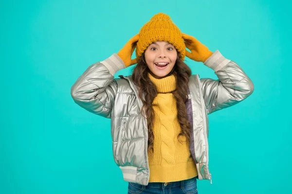 Seizoensgebonden kindermode. gezellig en comfortabel. Kindergeluk. Tienermeisje klaar voor de winter. Laten we het vieren. gewatteerde kleding stijl. Zorg voor jezelf in koud weer. gelukkig kind in warme winterkleding — Stockfoto