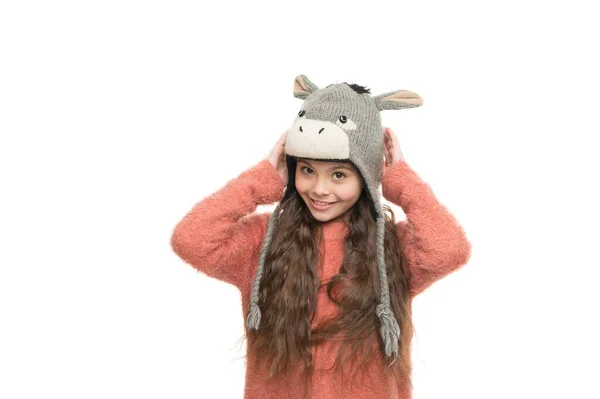 秋の第一段階。冬のファッショントレンド。小さな子供は白で孤立した楽しみを持っています。休暇の準備だ。クリスマスの帽子を見て。ニットセーターの幸せな女の子。子供用の編み物 — ストック写真