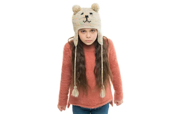 Piccola ragazza arrabbiata isolata su bianco. vacanze di Capodanno. negozio di moda per bambini. tempo di shopping invernale. maglieria preferita. filati e maglieria. il suo tempo maglione. Natale bianco. provare rabbia e infelicità. — Foto Stock