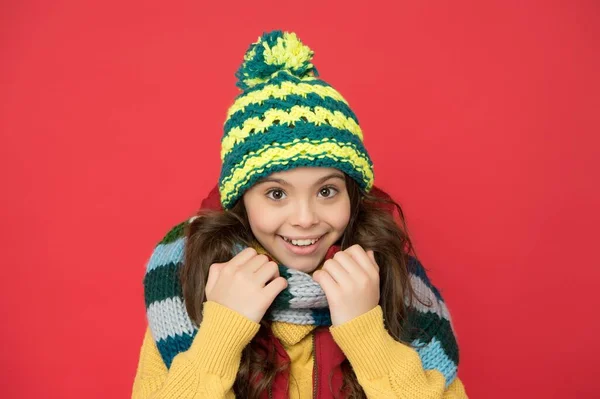 Menina feliz adolescente em cachecol de malha e chapéu usar roupas quentes na temporada de inverno, tricô — Fotografia de Stock