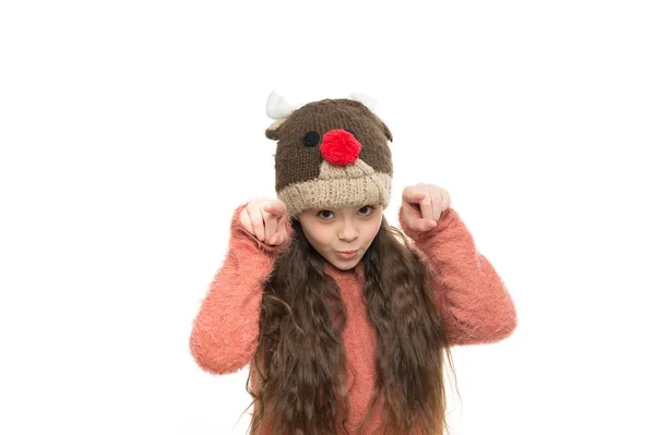 Como usá-lo. roupas quentes e acessórios para crianças. infância feliz. menina pequena em chapéu de malha e luvas. atividade de férias xmas. camisola acolhedora criança engraçada isolado no branco. tempo frio do inverno — Fotografia de Stock