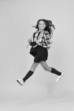 Gelecek öğretim yılına gir. Sırt çantalı aksesuar. Neşeli kız sırt çantası taşıyor. Günlük okul hayatı. Okumak için ilham aldım. Gençlik modası. Okul kızı, sevimli sırt çantalı modern kıyafetler.