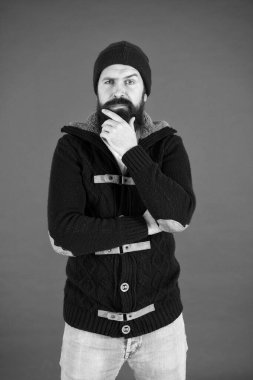Sıcak ve rahat. Acımasız bir öfke. Moda erkek giyim mağazası. Erkeksi kıyafet konsepti. Kış erkek giyim. Kıyafet tasarımı. Sakallı, sıcak kazaklı ve kırmızı şapkalı bir adam. Kış sezonu erkek giyim