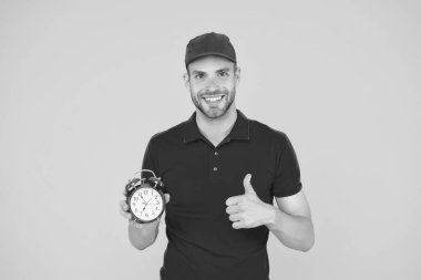 Dakiklik ve dakiklik. Teslimat zamanı. Saati olan bir kurye. Teslimatçı saat tutuyor. Nakliye servisi. Postane. İnternetten alışveriş. Kararlaştırılan zamanda teslim edilecek. Zamanlama garantisi