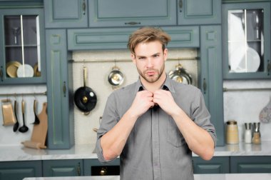 Mavi gömlekli maço düzeltmek yaka mutfak