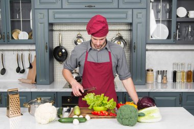 Yağını değiştir. Kilo kaybı ürünü. Diyetine ekle. Organik gıdaların sağlıklı faydaları. Adam şarap sirkesi döktü. gizli malzeme. Genç aşçı mutfakta. önemli besin kaynakları