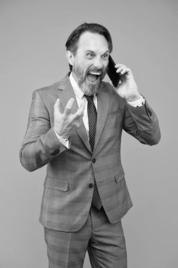 Haberler kötü. Kızgın CEO meslektaşına bağırıyor. Ofis ceketli CEO akıllı telefondan konuşuyor. Yetişkin iş adamı cevap verir. Resmi takım elbiseli profesyonel iş adamı. kendine güvenen erkek cep telefonu kullanıyor