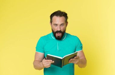 Sürpriz konsept. Sakallı adam şaşkınlıktan şok oldu. Son sınıf öğrencisi sürpriz bir şekilde kitap okuyor. Çok şaşırdım.