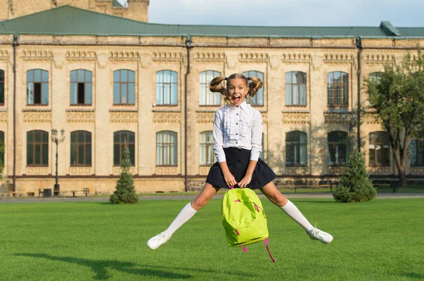 学校のバッグと一致したアクティブな子供は、学校の庭でジャンプを楽しむ、子供時代 — ストック写真
