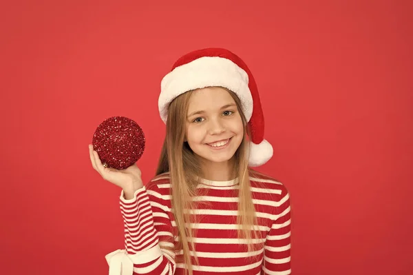 Brillo y purpurina. Niño Santa Claus sombrero de traje. Feliz cara sonriente. Hermoso detalle. Concepto de positividad. Alegre humor. Fiesta de Navidad. Vacaciones de invierno. Humor juguetón. Ideas de celebración navideña —  Fotos de Stock