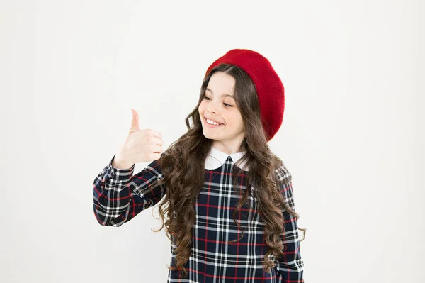 Criança cabelo encaracolado longo usando chapéu. uniforme elegante colegial feliz. Feliz conceito de infância. Feliz retrato de criança alegre e sorridente. Menina pequena penteado agradável. Que rapariga fixe. Loja de moda. Acessório chique — Fotografia de Stock