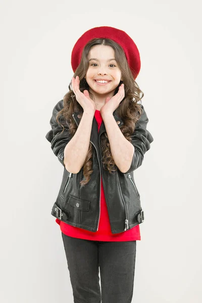 Descubra a beleza interior. Menina de beleza feliz sorrindo no fundo amarelo. Aparência de beleza de menina pequena adorável. Criança pequena com sorriso encantador no rosto de beleza e cabelo longo morena — Fotografia de Stock