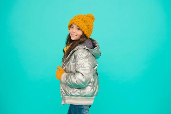 Cuide-se com o tempo frio. criança feliz em roupas quentes de inverno. moda infantil sazonal. aconchegante e confortável. felicidade infantil. Menina pronta para o inverno. estilo de roupa acolchoada. Pronto para férias — Fotografia de Stock