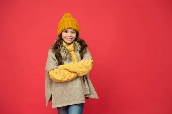 Fröhliche Kinder tragen warme Winterkleidung. Kindermode der Saison. bleiben gemütlich und komfortabel. glückliche Kindheit. kalte Jahreszeit suchen nach Teenie-Mädchen. Strickkleidung Stil. Sorge für die Gesundheit — Stockfoto