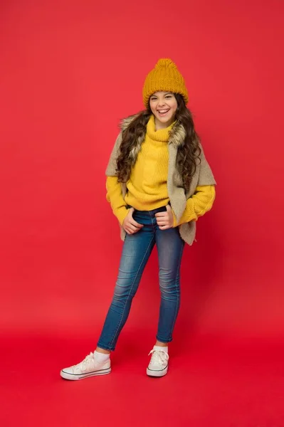 Criança com rosto feliz vestindo roupas quentes de inverno e prepare-se para feriados, previsão do tempo — Fotografia de Stock