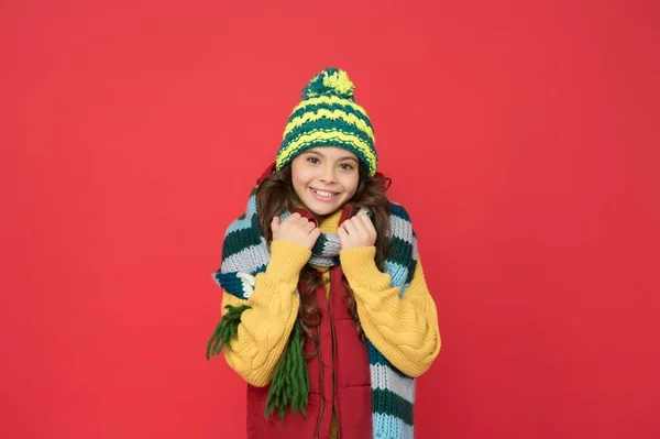 Dziecko ze szczęśliwą twarzą w ciepłej zimowej odzieży i przygotować się do wakacji, dzianiny akcesoria — Zdjęcie stockowe