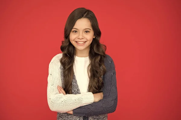 Rizos naturales. Chico lindo cara adorable peinado rizado. Niña de pelo largo posando con confianza. Chica peinado rizado se siente seguro. Psicología y desarrollo infantil. Postura de confianza. Adorable sonrisa —  Fotos de Stock