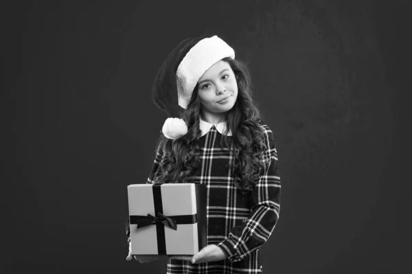 Noel Baba kırmızı şapkalı küçük kız. Noel alışverişi. İyi tatiller. Küçük kız. Xmas için hediye. Çocukluk. Yeni yıl partisi. Noel Baba çocuğu. Kız kardeşim için. — Stok fotoğraf