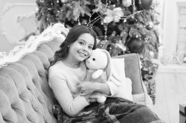 A legjobb ünnep. Készen áll a karácsonyi ajándékokra. A kislány szereti a nyusziját. a legjobb karácsonyi játék. Vidám gyerek játszik a karácsonyfán. otthonosan érzem magam. Boldog újévi hangulatot. boldogság és öröm — Stock Fotó