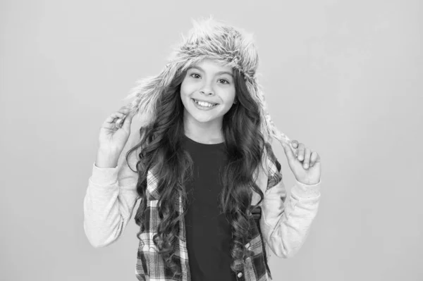 Στυλ Εσκιμώου. Μαλακό γούνινο αξεσουάρ. Παιδί μαθήτρια μακριά μαλλιά μαλακό καπέλο απολαμβάνουν απαλότητα. Χειμερινή περίοδος. Ζεστό καπέλο για κρύο καιρό. Ένα κορίτσι φοράει καπέλο με πτερύγια αυτιών. Μόδα βόρειας περιοχής — Φωτογραφία Αρχείου