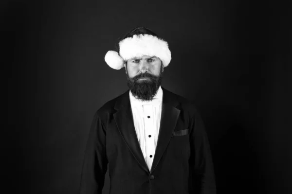 Versicherungsdienstleistungen. Manager feiern Neujahr. Weihnachtsfeier. Corporate Holiday Party Ideen. Corporate Weihnachtsfeier. Bankangestellte. Männer bärtige Hipster tragen Weihnachtsmützen. Konzept zur Weihnachtsstimmung — Stockfoto