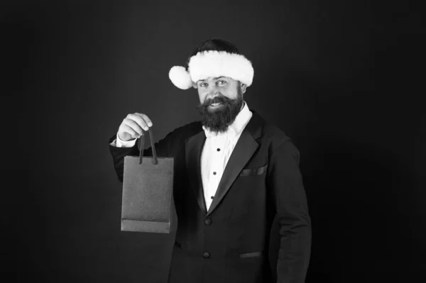 Buy new year gifts. Shopping for presents. Nice purchase. Explore latest collections of winter wear. Additional services. Save on purchases. Shopping with joy. Bearded man hold shopping bags — Stockfoto