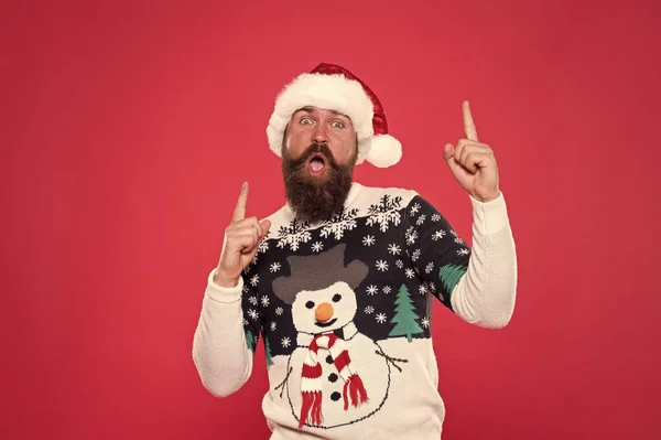 Лучшее время. возбужденный хипстер смешной свитер со снеговиком. Зимние праздники. чувство свободы и успеха. Новогоднее счастье. Счастливого Рождества вам. Веселюсь. Счастливый бородатый мужчина в красной шляпе санта — стоковое фото