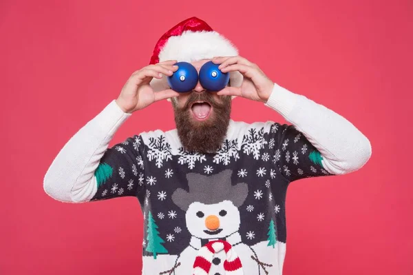 Mutlu yıllar. Mutlu noeller. Kazaklı sakallı adam kutlamaya hazır. Noel partisine hazırlanın. Kış tatili eğlencesi. Noel ağacı süslemesi. Alışveriş ve satış kavramı — Stok fotoğraf