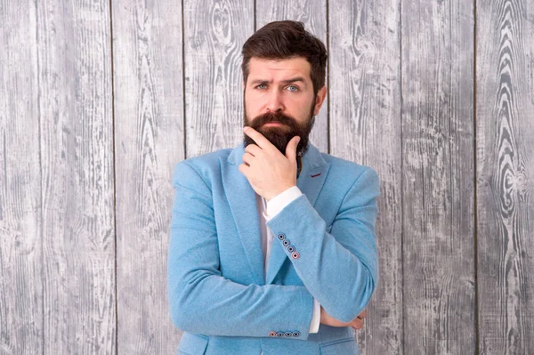 Baard en snor. Guy goed verzorgde knappe bebaarde hipster dragen Tuxedo. Gentleman stijl kapper. Barber Shop bieden aanbod van pakketten voor de bruidegom maken zijn grote dag onvergetelijk. Barber Shop concept — Stockfoto