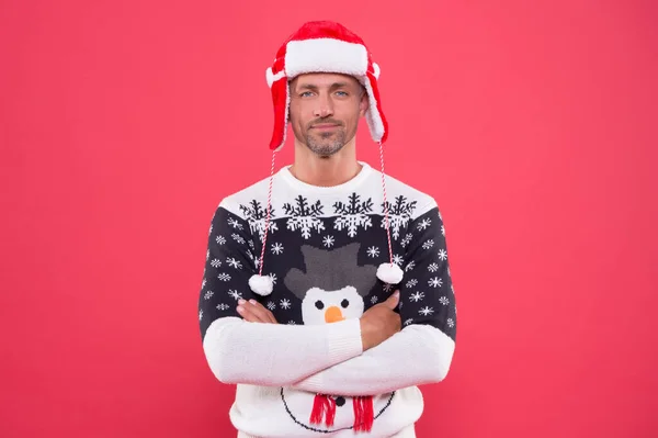 男はクリスマスパーティーを祝う。冬休みの準備。プレゼントやギフトショッピングの時間です。新年明けましておめでとう。メリー・クリスマス。サンタ・ハットとセーターのunshaven男。クリスマスパーティーの時間 — ストック写真