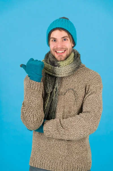 독감도 없고. 겨울 날씨 예보. 따뜻 한 옷을 입고 있습니다. 남성의 뜨개질 패션. 남자들은 천과 액세서리를 뜨개질하였다. 남성푸른 배경. 불쌍 한 노숙자. 겨울 추위를 느끼는 행복 한 사람 — 스톡 사진