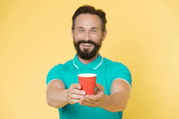 Hombre barba y bigote sostiene taza de papel de té o café. Ofrézcale algo. Entrenador experimentado hombre se preocupan por el equilibrio hídrico. Concepto de compartir y generosidad. Toma un sorbo. Toma esto si quieres beber. —  Fotos de Stock