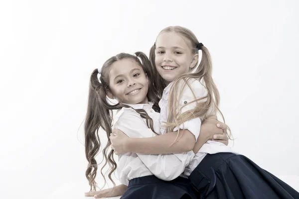 Niños sinceros. Niños colegialas felices juntos. Verdadera amistad. Las niñas sonriendo caras felices se abrazan fondo blanco. Niñas niños mejores amigos abrazo. Feliz infancia. Abrazo y amor concepto —  Fotos de Stock