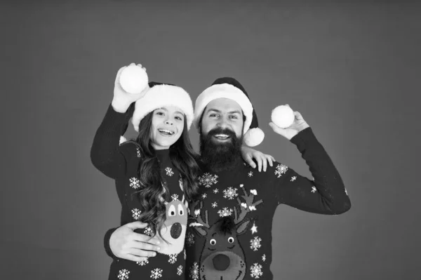 Ευτυχισμένη οικογένεια που παίζει χιονόμπαλες το χειμώνα. Οικογένεια έχουν διασκέδαση χιονόμπαλες κατά τη διάρκεια των χειμερινών διακοπών. Πατέρας και κόρη γιορτάζουν την Πρωτοχρονιά. Οικογενειακό πάρτι διακοπών. Μικρό κορίτσι και ο Άγιος Βασίλης μπαμπάς. Χριστούγεννα μαζί — Φωτογραφία Αρχείου