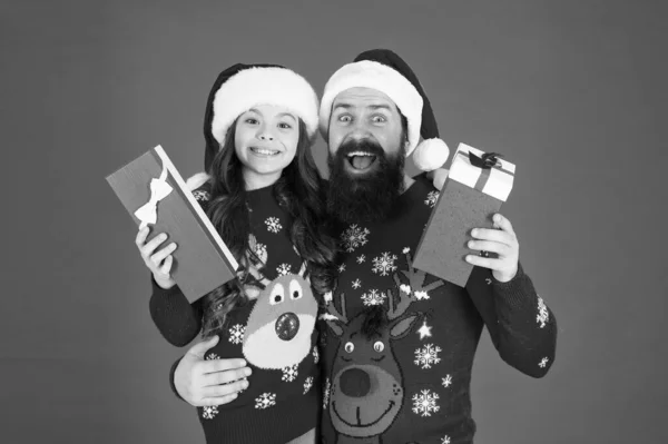 一緒に気をつけて。娘とパパは一緒にクリスマス休暇を過ごす。家族の愛の時間だ。冬休みだ。クリスマスだよ。父親と子供の分がプレゼントだ。クリスマスプレゼントを買って。家族の買い物 — ストック写真