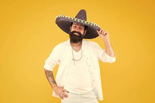 Mexikansk energi. Fira traditionell semester. Cinco de Mayo. Mexikanska dödsdagen. Den 5 maj. Låt oss ha kul. firar fiesta. Glad man i mexikansk sombrero hatt. Mexikansk energisk temperament — Stockfoto