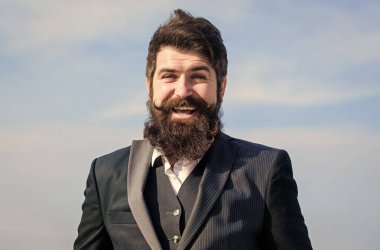 Gelecekteki başarı. Erkek modası. Bıyıklı, vahşi, beyaz bir hippi. Sakallı, olgun bir hippi. İşadamı gökyüzüne karşı. Sakallı adam. Sakallı adam sakala dokundu. Dışarıdaki sakallı adam.