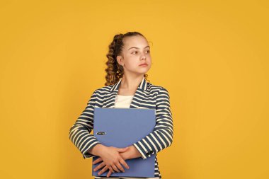 Sorunları düşünüyorum. Kıvırcık saçlı çocuk ceket giyiyor. Belgelerle çalış. Liseli kızın evrak işleri var. Okula dönüyorum. Ofis dosyası olan küçük bir kız. Küçük iş kadını. Mutlu çocukluk