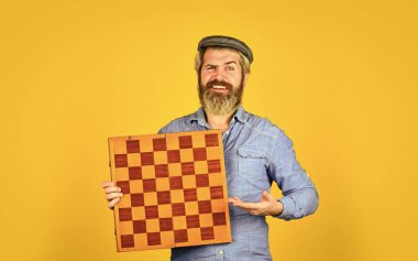 Satranç figürleriyle strateji. Satranç savaşı ve zafer. Oyun konsepti. rekabet ve strateji fikirleri. İş yarışması. Adam satranç oynuyor. İş stratejisi ve taktik kavramı