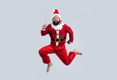 En iyi tatil. Noel partisi eğlencesi. Mutlu sakallı hippi adam kırmızı elf kostümü giyer. Olgun Noel Baba atlayışı. Komik bir kış tatili kutlaması. Rahatına bak. Mutlu yıllar 2021. Mutlu Noeller.