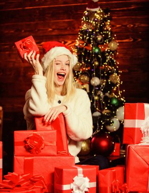 Koymak istiyorum. Yeni yılı evde kutlarız. Son hazırlıklar. Noel zamanı. Mutlu kadın hediyeleri sever. Kış alışverişi. Neşeli kız, kırmızı Noel Baba şapkası. Xmas bayram hediyesi. Boks günü