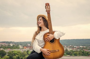 Sokakların sesi. Yetenekli kız müzisyen. Yaşam Tarzı ve İnsanlar Konsepti. Gitar çalıyor. İp enstrümanı çal. Parti veriyoruz. Akustik gitarlı mutlu çocuk. Müzik konsepti. Şarkı söyleyen Şarkılar