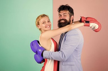 Karmaşık ilişkiler. Birkaç romantik ilişki. Zorlu ilişkiler. Birbirlerine aşık bir çift boks yapıyor. Çatışma konsepti. Aile hayatı. Boksörler eldivenlerle dövüşüyor. Erkek ve kadın boks dövüşü