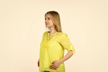 Görünüşü harika. Doğal güzellik konsepti. Zarif gülümseyen kadın. Moda yaz kıyafetleri. Sıradan moda tarzı. Güzel bir kadının şık saçları var. Kız kendi tarzını takip ediyor. Makyajlı bahar kadını