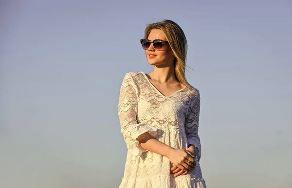 Ragazza vestito bianco sentitevi liberi. Tempo libero e riposo. Estate rilassati. Giornata di sole. Ragazza sfondo cielo blu. Salute femminile. Ragazza emotiva. Felice. Ragazza spensierata. Bella donna occhiali da sole alla moda all'aperto — Foto Stock