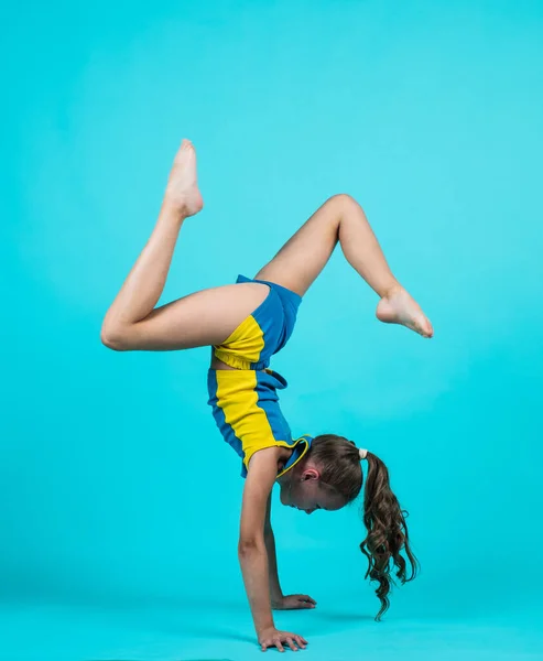 Riscaldare per flessibilità. allenamento nel club sportivo. formazione sana dei bambini. abbigliamento sportivo per bambini fitness. acrobazie. ragazza adolescente stretching. infanzia felice. futuro dello sport — Foto Stock