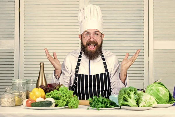 Vegetarische salade met verse groenten. Gezond eten koken. Volwassen hipster met baard. Gelukkige man met een baard. Chef recept. Biologisch voedsel eten. Keuken culinair. Vitamine. Vertel uw mening. — Stockfoto