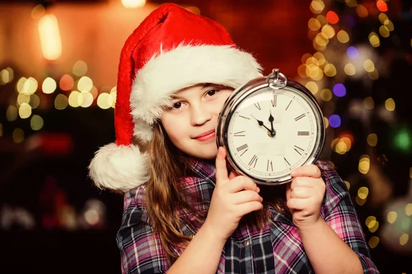 Který byl letos zlobivý. Santa Claus malá holčička. Vánoční nákupy. Elfí dítě. Vánoční strom. Nákupy. Šťastný nový rok. Vánoce. Nákupní prodej. Holčička v červeném klobouku. Nákupní den — Stock fotografie
